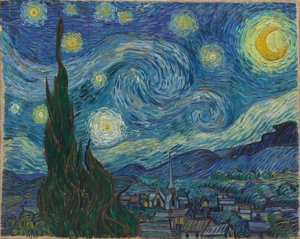 Cielo azul con remolinos y estrellas amarillas; un ciprés oscuro a la izquierda y un pueblo bajo las colinas.